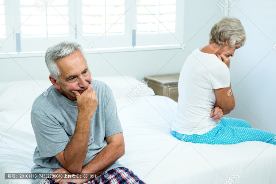坐在床上生闷气的一对老夫妇