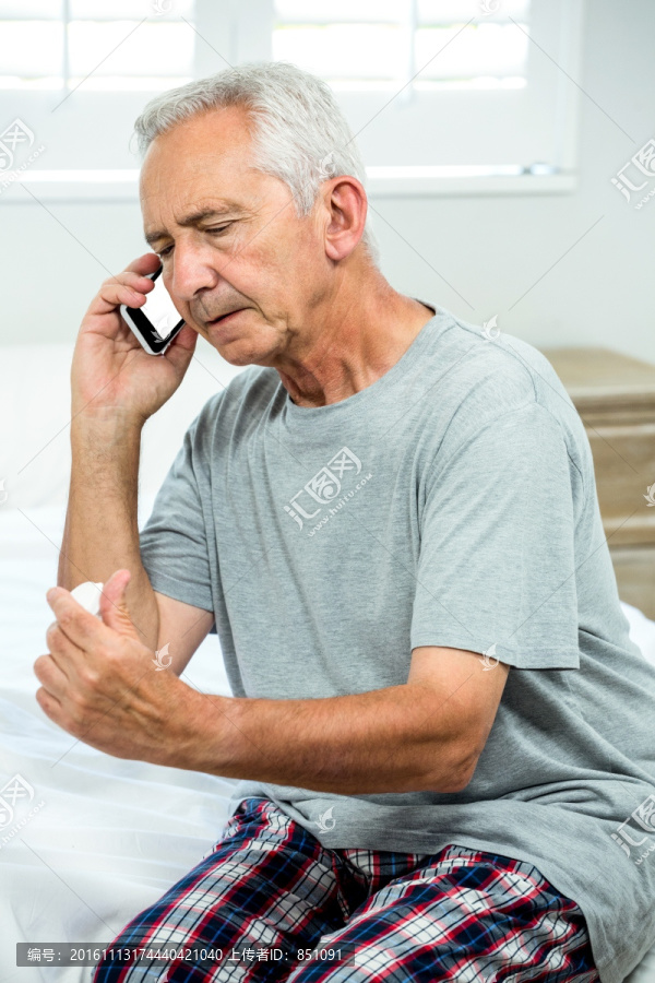 在打电话询问药的使用方法的老人