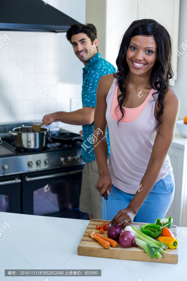 在厨房里一起做菜的年轻夫妇