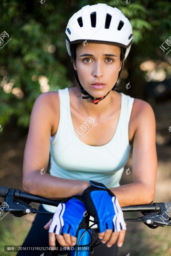 坐在自行车上的女人