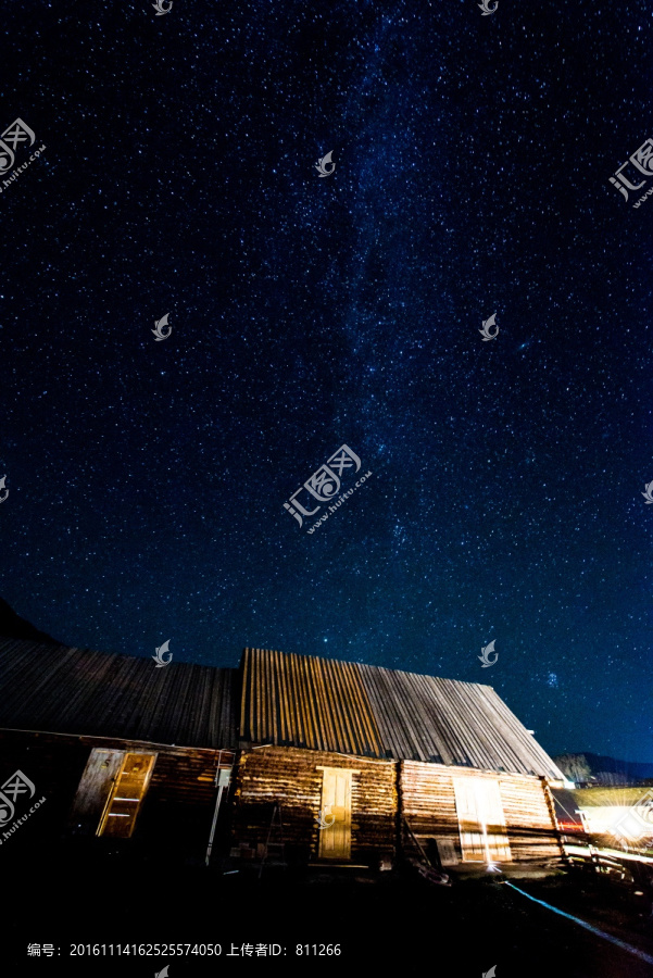 星空下的木屋