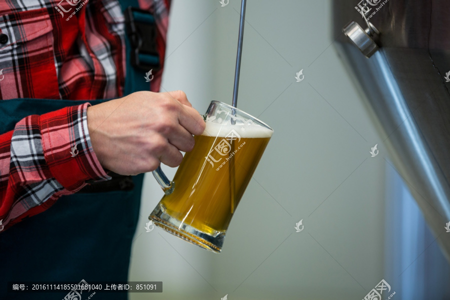 在啤酒厂工作的技师