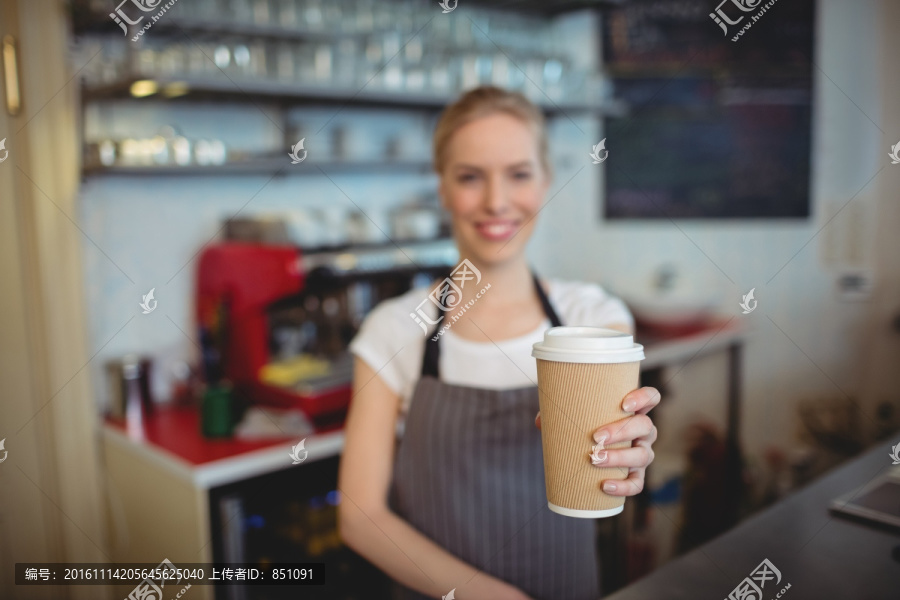 微笑着拿着咖啡的服务员