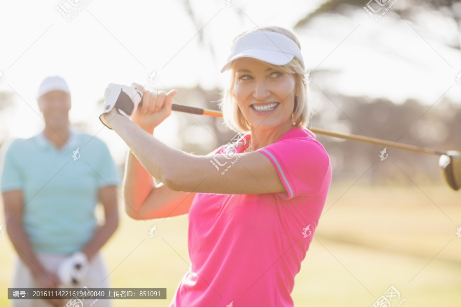 微笑着打高尔夫的夫妇