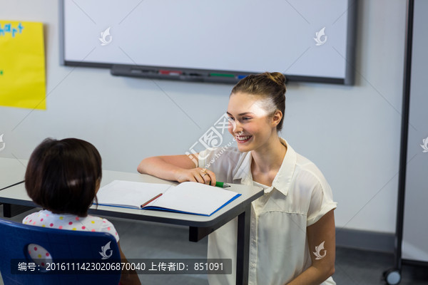 在教室里的女老师和女学生