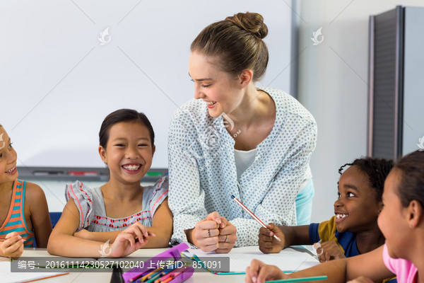 微笑女老师在教室里给学生们上课