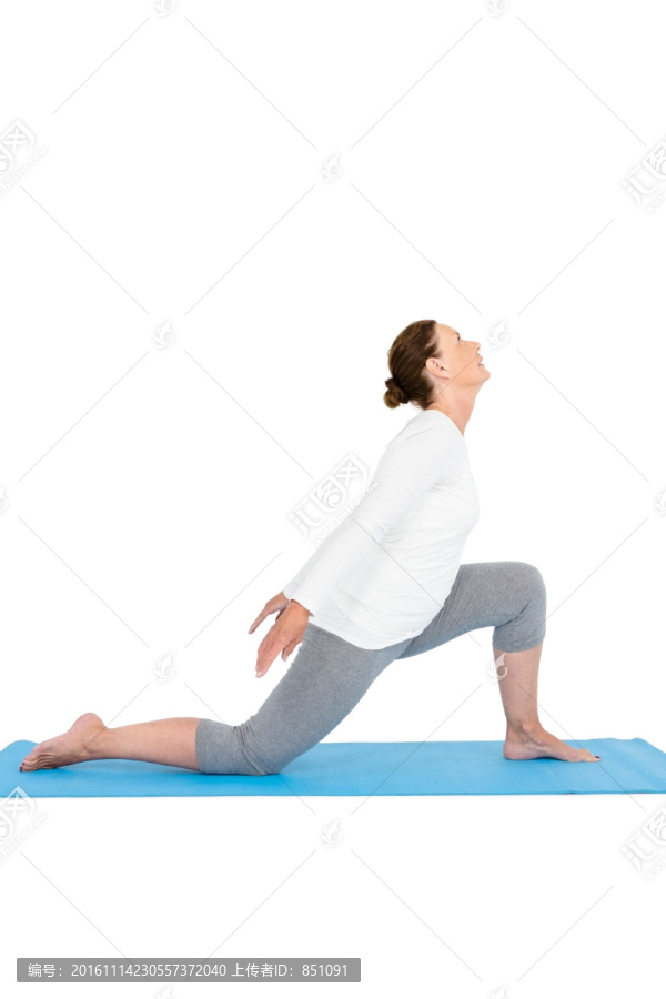 练着瑜伽的女人