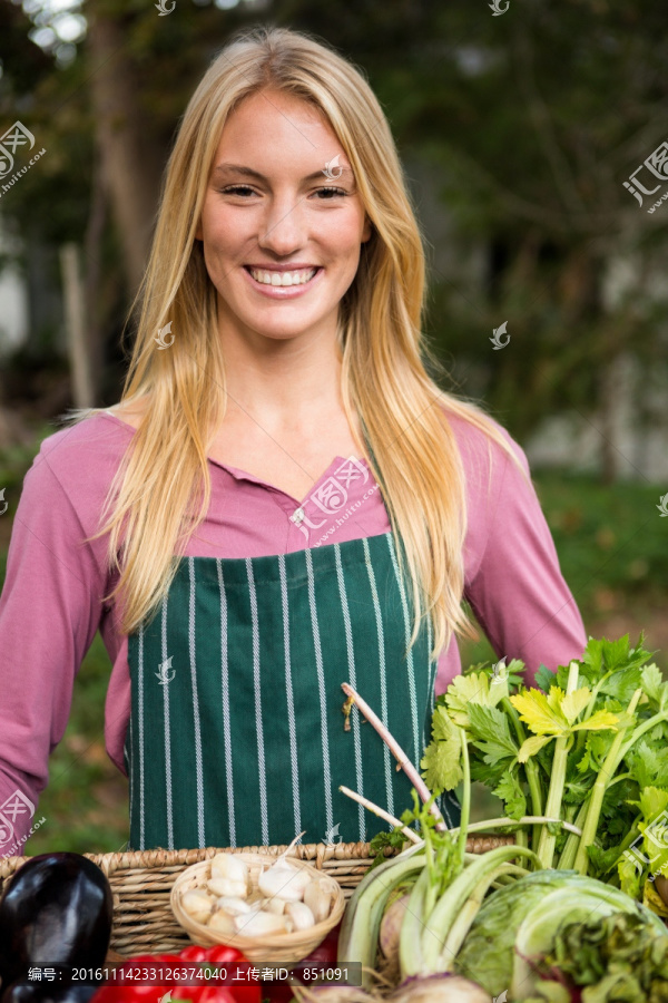 拿着一篮蔬菜的女农民