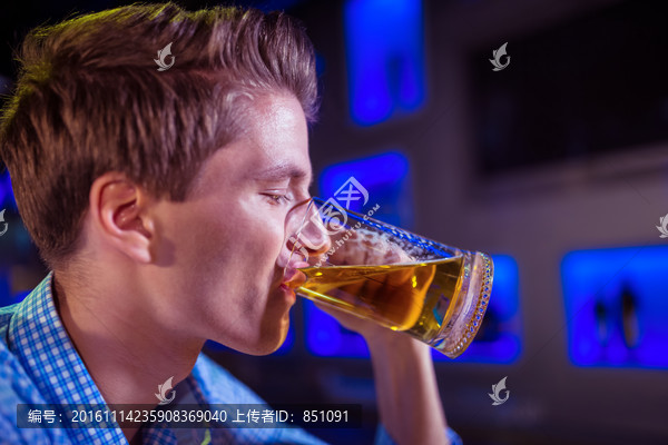 在酒吧里喝酒的男人