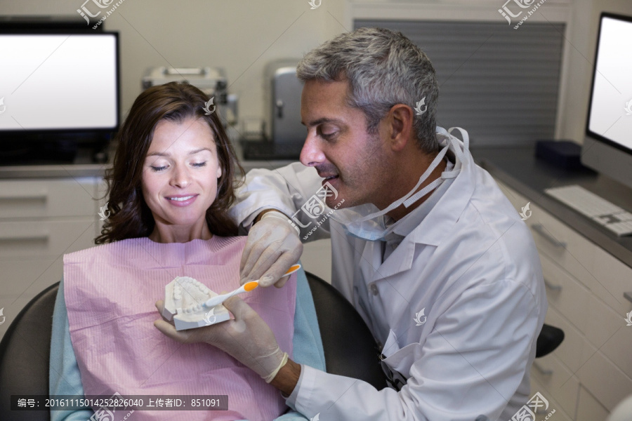 牙医向患者展示牙齿模型