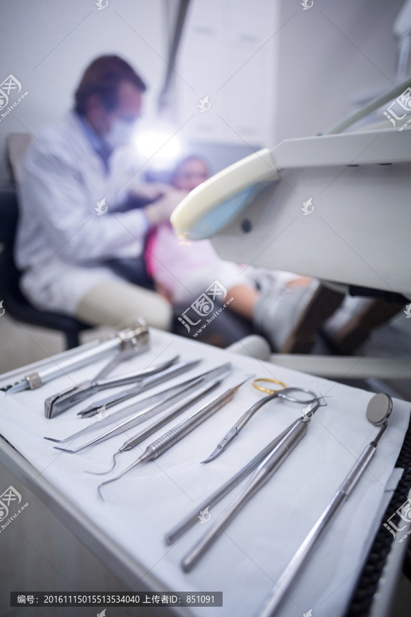 牙医为患者做检查