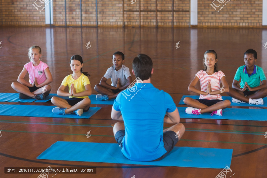 老师教孩子练习瑜伽