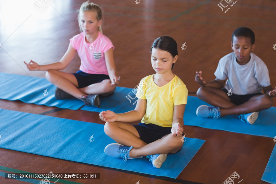 练瑜伽的孩子