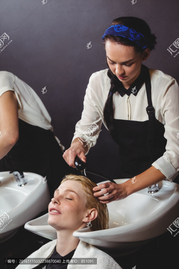 在理发店洗头的女人