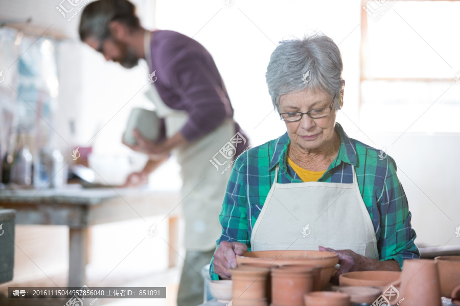 做陶器的男女
