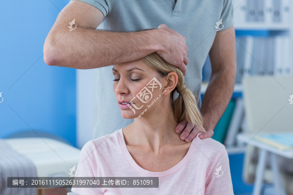 治疗师为病人做颈部按摩