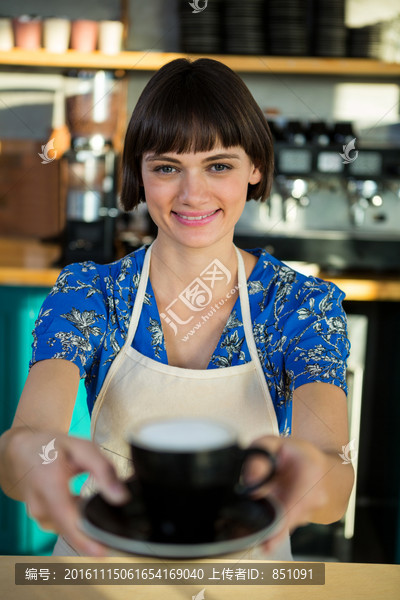 微笑着拿着咖啡的服务员