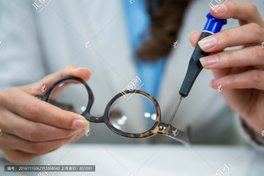 用工具修复眼镜验光师