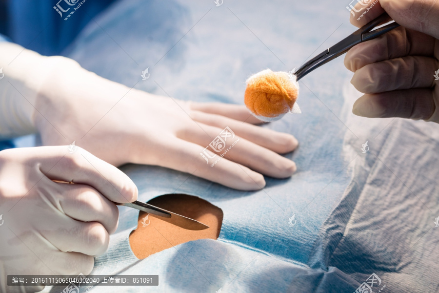 正在手术的外科医生