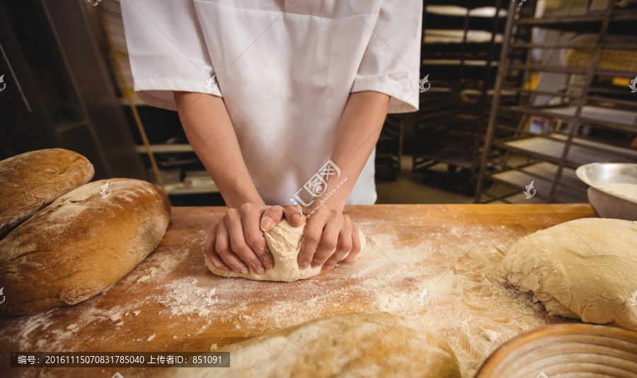 在面包店揉面团