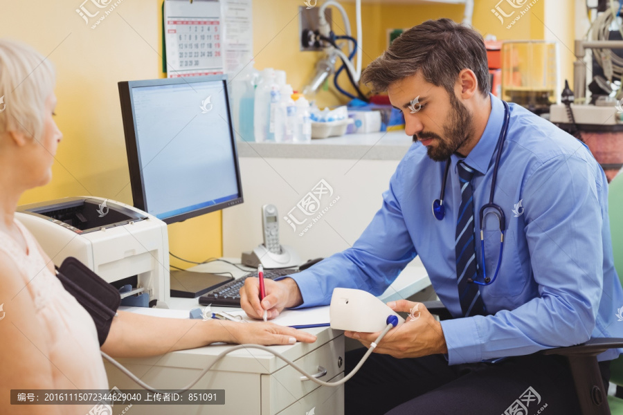 医生检查医院病人的血压