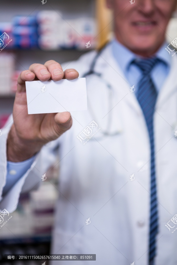 拿着卡片的药剂师