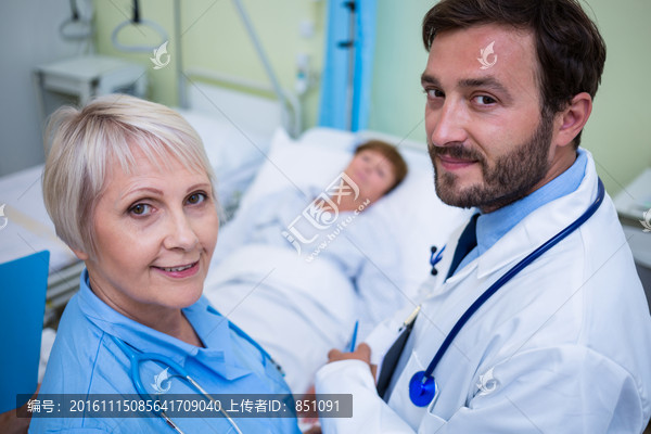 医生和护士在病房里检查