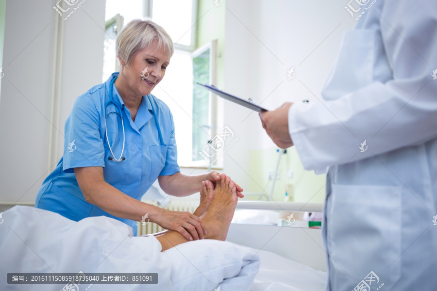 护士给病人做足部护理