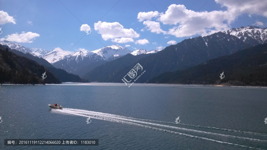 天山天池湖蓝静白云雪山快艇清凉