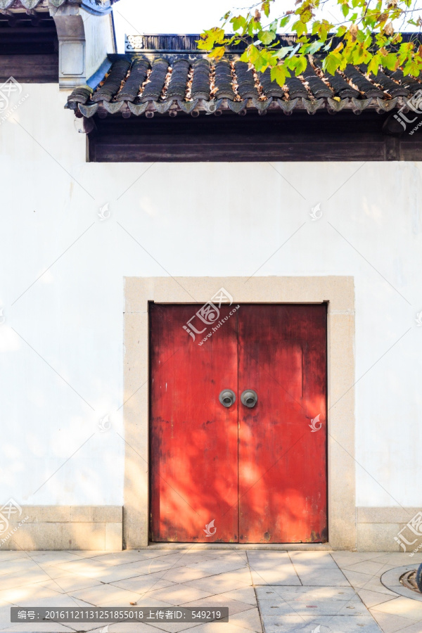 黑瓦白墙,红色门