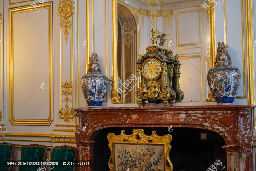 法国古堡城堡里的古董花瓶和古钟