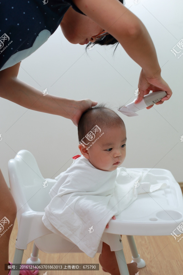 妈妈用婴儿理发器自己给儿子理发