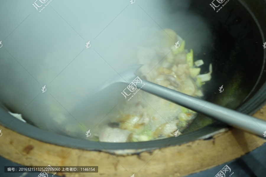 大锅炒菜