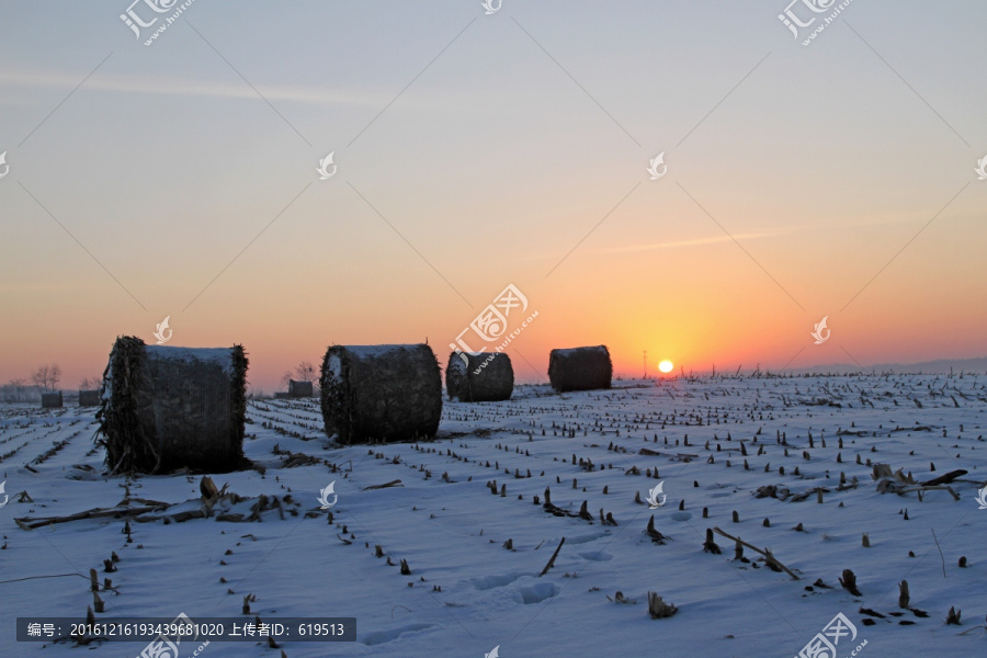 冬季雪后田野的日出