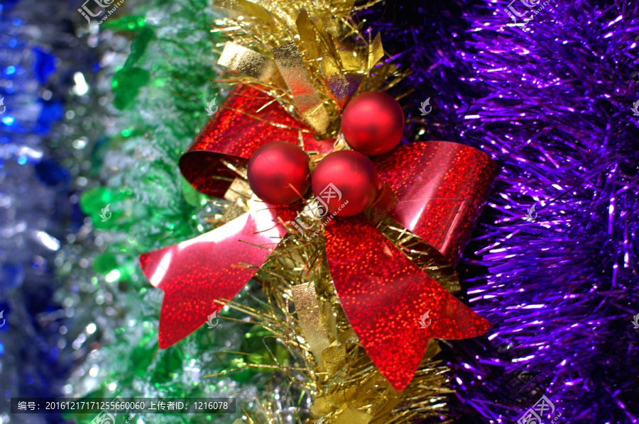 圣诞装饰,圣诞树上的红球蝴蝶结