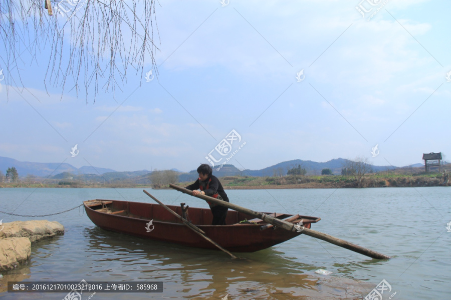乡村河流划船