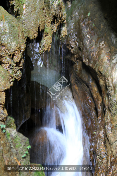 泉水飞流