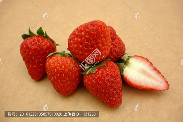 草莓,几个,棕底素材图