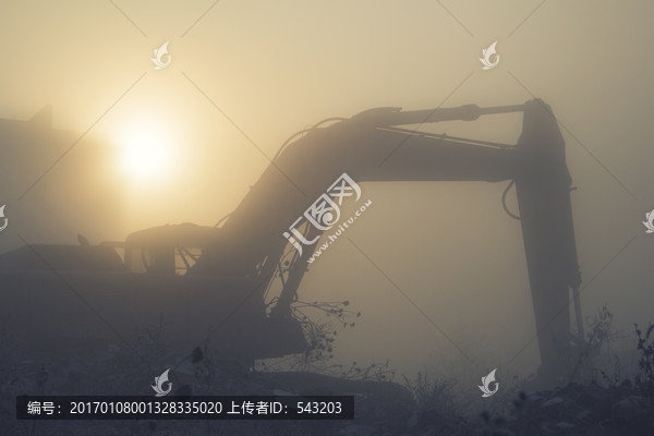 浓雾中的挖掘机