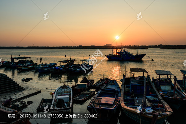 夕阳黄昏,江上日落,一排渔船