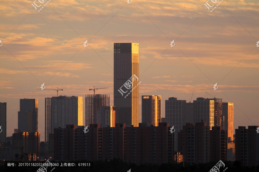 夕阳下的城市高楼