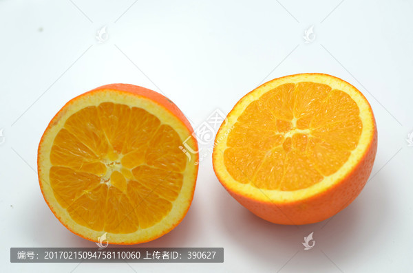 白色背景上切开的橙子