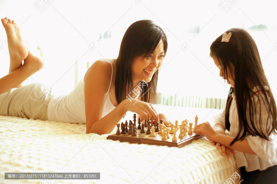 母女在卧室下棋