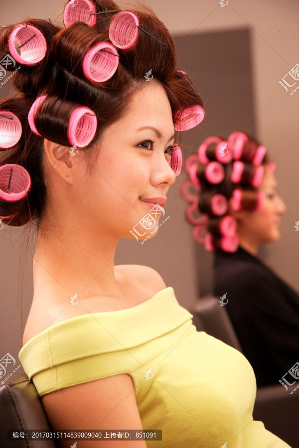 年轻女子在美容院做头发
