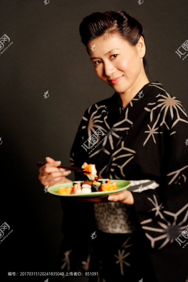 穿着日本服装的女人一盘寿司