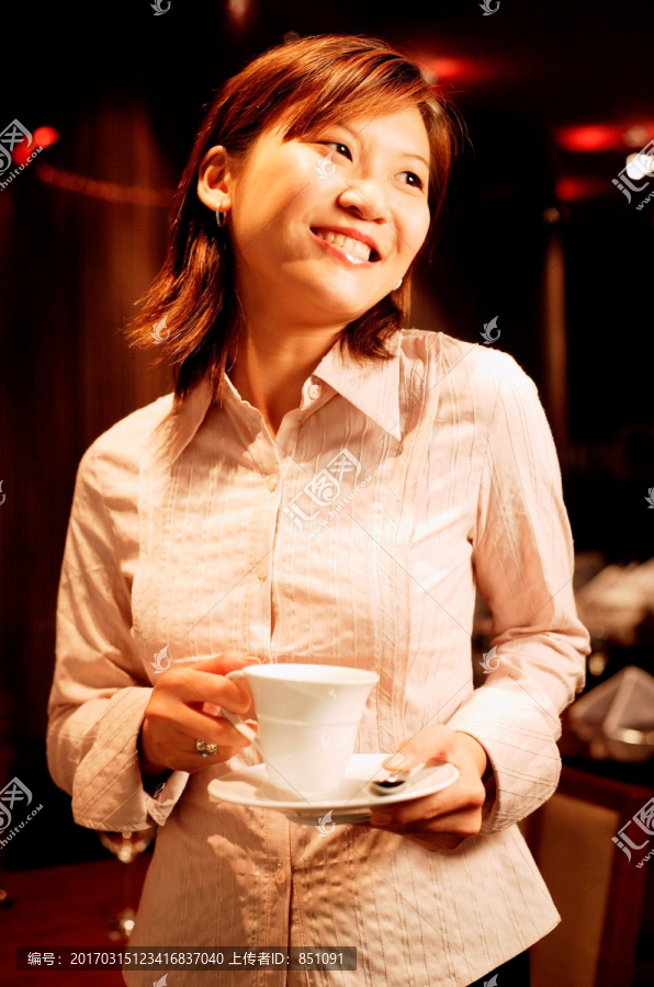 喝咖啡的商务女人