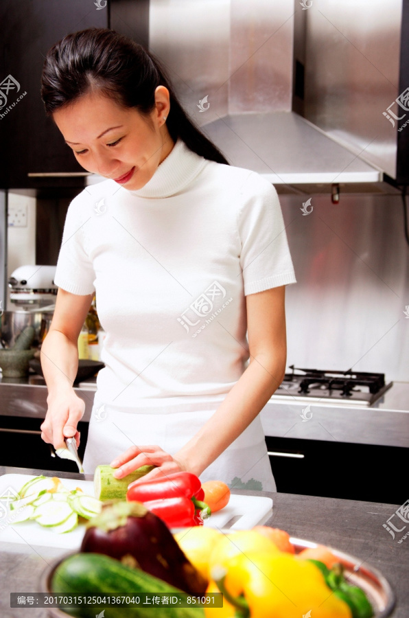 在厨房里切菜的女人