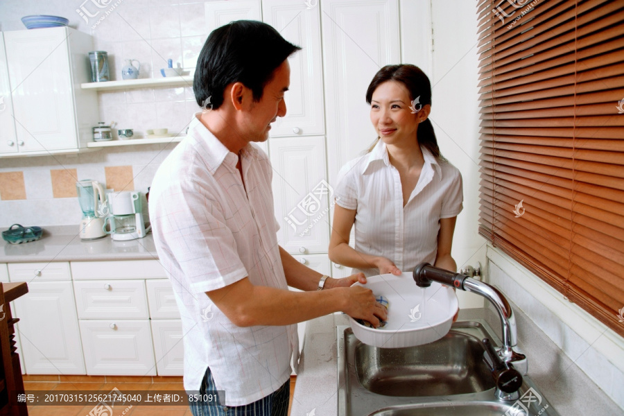 夫妇在厨房洗碗