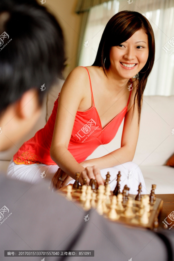 夫妇在客厅下棋