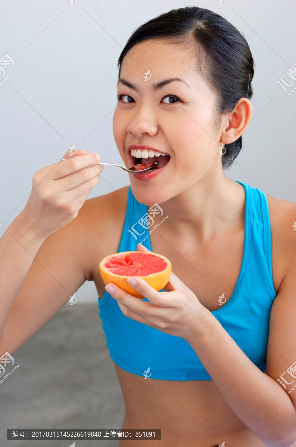 女人吃柚子